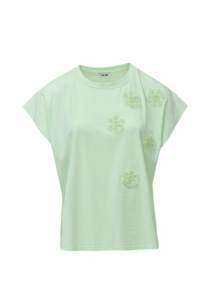 Camiseta de manga corta verde claro con un corte holgado, que presenta aplicaciones de flores bordadas con cuentas en la parte delantera. Material de algodón suave.