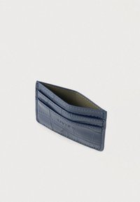 Porte-cartes en cuir texturé crocodile bleu marine avec quatre fentes et un compartiment ouvert. Présente le nom de la marque embossé à l'avant.