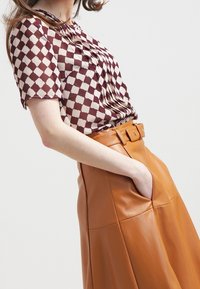 Baum und Pferdgarten Blus - dark red