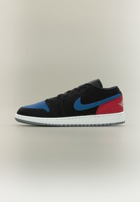 Δεν επιλέχθηκε, black/summit white/true blue/varsity red/cement grey