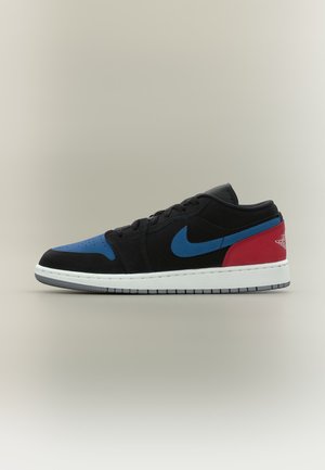 Lavtop sneaker med sorte, blå og røde paneler, blå Nike swoosh, hvid sål og rød hæl med hvidt vinge-logo.