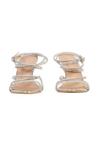 Sandales argentées à bout ouvert avec fines lanières ornées de strass et boucles à la cheville, présentées de face sur fond blanc.