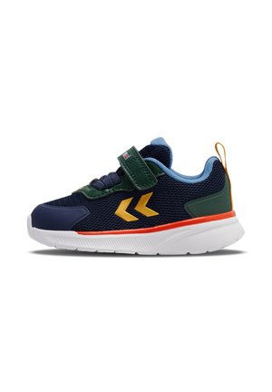 Dziecięcy granatowy sneaker z żółtym wzorem w kształcie jodełki, zielonym paskiem, pomarańczową lamówką podeszwy i jasnoniebieską wyściółką, przedstawiony z boku.