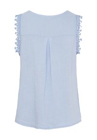 Lys blå ærmeløs top i struktureret stof, med hæklede detaljer på skuldrene og en lodret søm på bagsiden.
