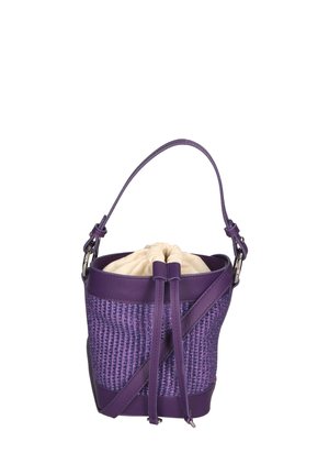 Borsa a secchiello intrecciata viola con base in pelle liscia. Presenta una chiusura a cordoncino con fodera in tessuto, tracolla regolabile e accessori in argento.