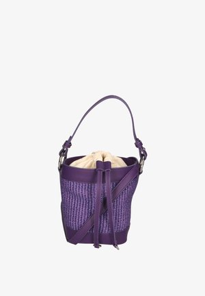 Borsa a secchiello intrecciata viola con base in pelle liscia. Presenta una chiusura a cordoncino con fodera in tessuto, tracolla regolabile e accessori in argento.