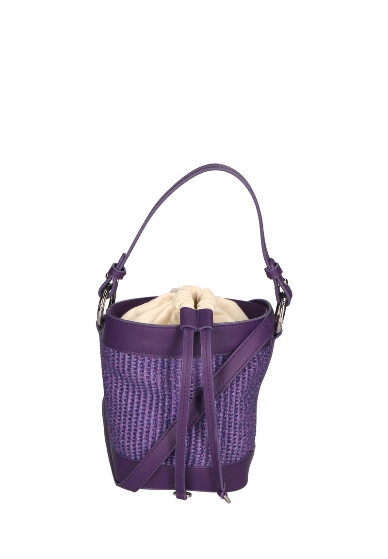 Borsa a secchiello intrecciata viola con base in pelle liscia. Presenta una chiusura a cordoncino con fodera in tessuto, tracolla regolabile e accessori in argento.