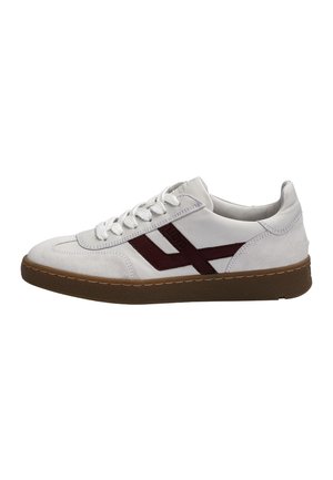 Witte lage sneaker met bruine zool, bordeauxrode zijstrepen en witte veters, in zijaanzicht rechts getoond.