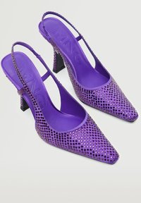 Fioletowe szpilki typu slingback z wąskim noskiem, z siateczkowym wzorem i teksturowanymi detalami na obcasie i cholewce.
