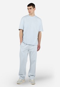Ljusblå överdimensionerad t-shirt med rund halsringning och korta ärmar, kombinerad med matchande baggy sweatpants med en logotypdetalj.
