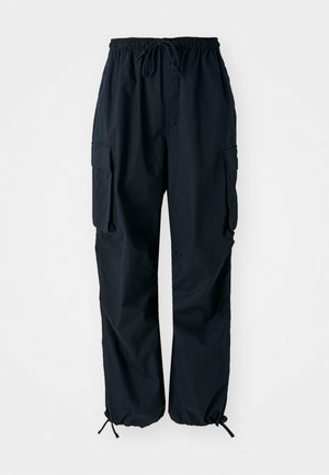 Pantalons cargo noirs en tissu léger avec un waistband élastique, des poignets ajustables et deux poches latérales pour l'utilité.