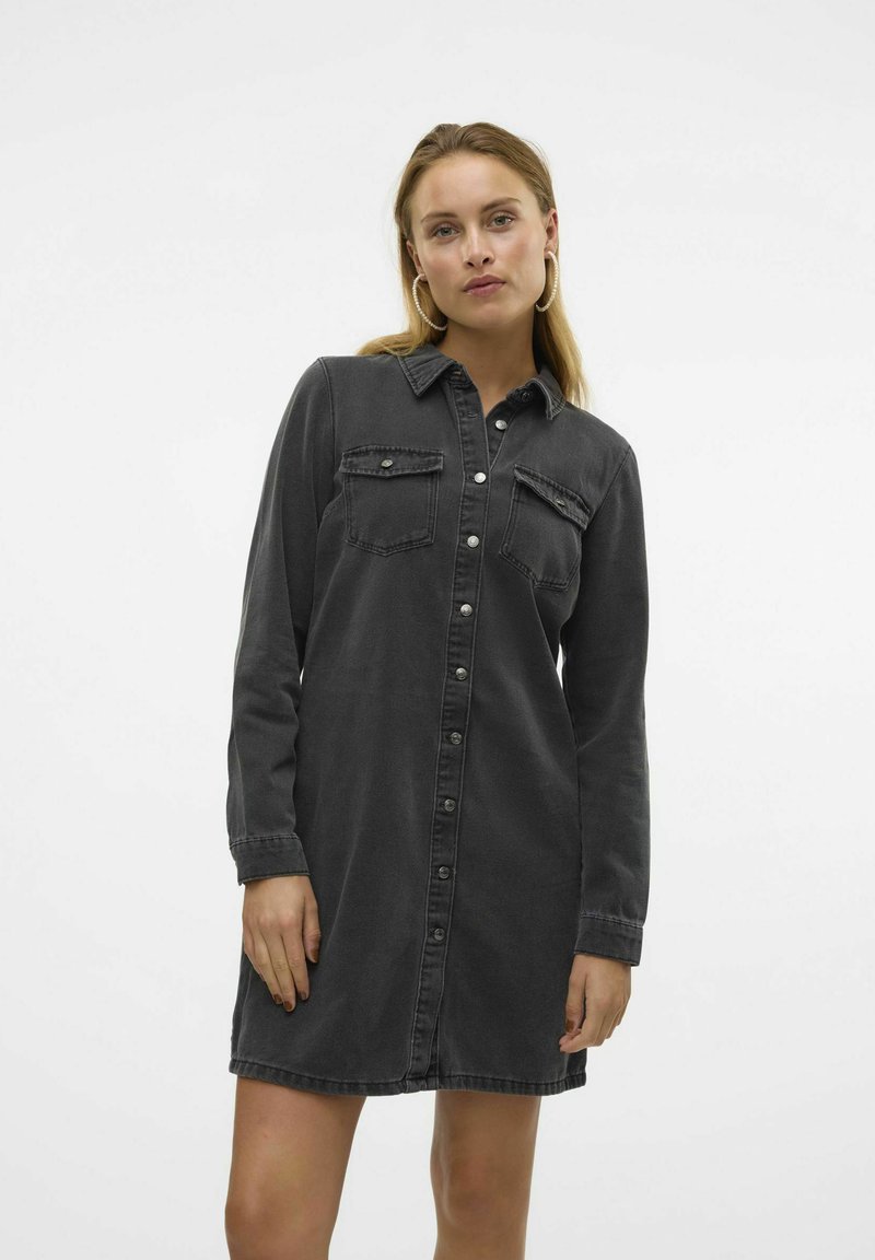 Mørkegrå denimskjortekjole med lange ermer, knappestolpe foran, to brystlommer og rette kanter. Glatt tekstur og uformelt design.