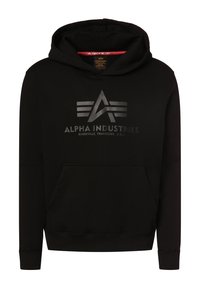 Zwarte hoodie van zacht materiaal met een voorkPocket. Bevat een logo met geometrisch ontwerp en de tekst "ALPHA INDUSTRIES" in reflecterende print.