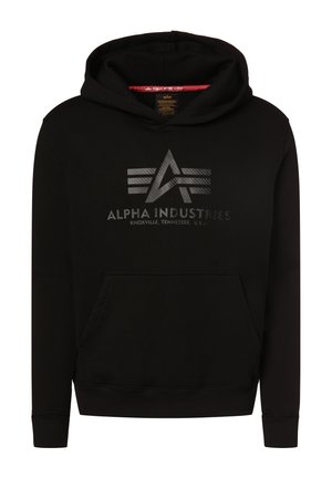 Čierna mikina s kapucňou vyrobená z mäkkého materiálu, s prednou kapsou. Obsahuje logo s geometrickým dizajnom a textom "ALPHA INDUSTRIES" v reflexnom potlači.
