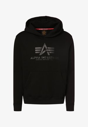 Čierna mikina s kapucňou vyrobená z mäkkého materiálu, s prednou kapsou. Obsahuje logo s geometrickým dizajnom a textom "ALPHA INDUSTRIES" v reflexnom potlači.