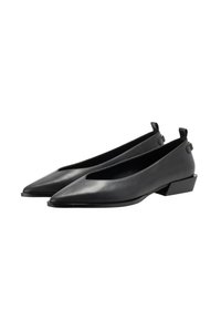 Zwarte leren schoenen met een spitse neus en een lage, vierkante hak. Kenmerkt zich door een uitsnijdingen ontwerp en hardwareaccenten aan de zijkant voor extra detail.