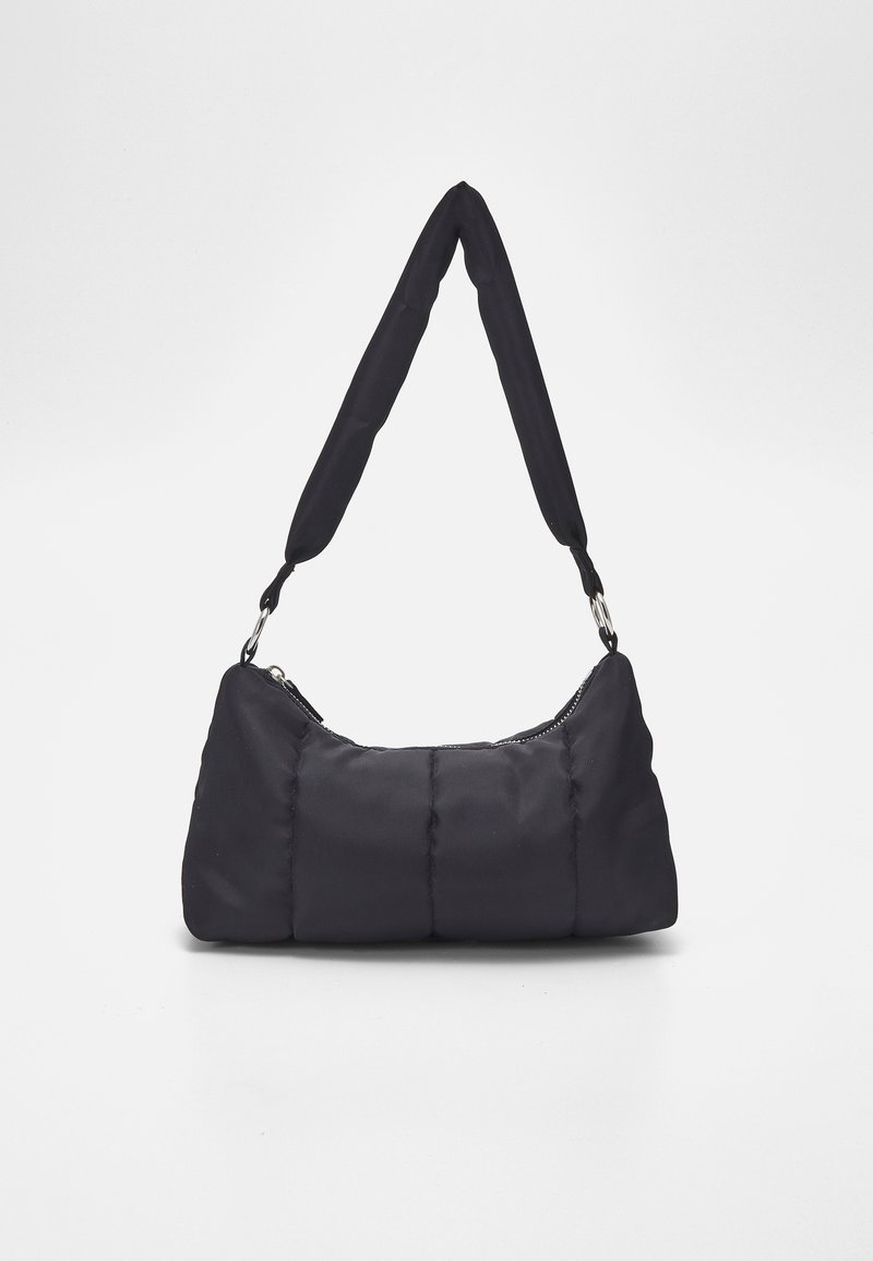 Czarna pikowana torebka na ramię o zaokrąglonym kształcie, miękkiej strukturze materiału oraz szerokim pasku na ramię; posiada zamek błyskawiczny i srebrne wykończenia.