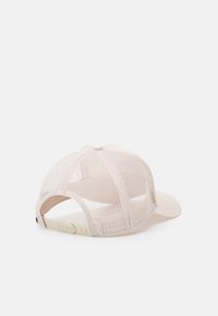 Beige caps med en solid front og nettbakside. Har en buet skjerm, justerbar trykknapplukking, og teksturert stoff for ventilasjon.