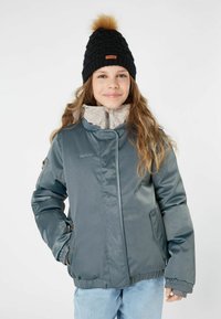Graue isolierte Jacke mit hohem Kragen, Reißverschluss und Seitentaschen; verfügt über ein strukturiertes, beiges Fleece-Futter. Strickmütze in Schwarz mit Bommel.
