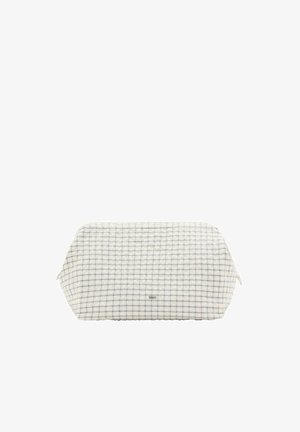 Pochette blanche rectangulaire avec motif à carreaux bleus, dessus zippé et texture de tissu doux, présentée sur un fond blanc uni.
