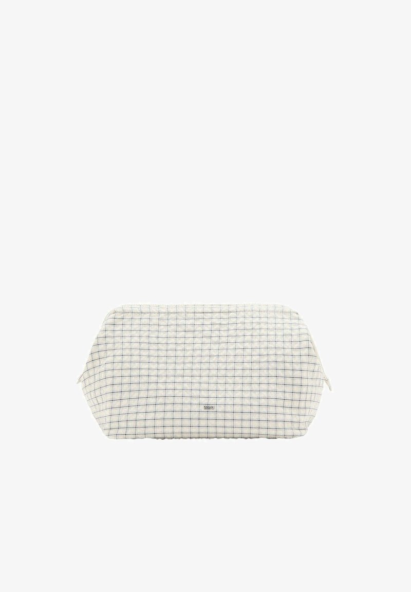 Pochette blanche rectangulaire avec motif à carreaux bleus, dessus zippé et texture de tissu doux, présentée sur un fond blanc uni.