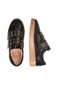 Zwarte gepatineerde leren schoenen met tan rubberen zolen, voorzien van twee verstelbare gespbanden en zilveren hardwaredetails. Glad bovenmateriaal.