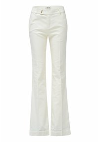 Pantalones de campana blancos fabricados con una tela ligera, con una cinturilla con un pequeño acento dorado, frente plano y bordes rematados.