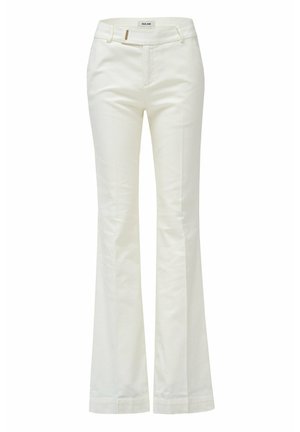 Pantalon blanc évasé en tissu léger, avec une taille ornée d'un petit accent doré, un devant plat et des bords ourlés.