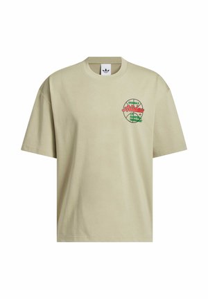 Svijetlosmeđi pamučni majica s opuštenim krojem, s grafičkim dizajnom u crvenoj i zelenoj boji na lijevom dijelu prsiju. Kratki rukavi, okrugli izrez.