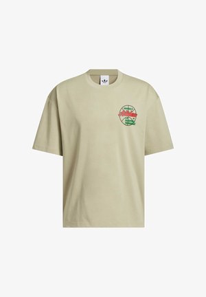 Jasnobeżowa bawełniana koszulka o luźnym kroju, z graficznym wzorem w kolorze czerwonym i zielonym na lewej stronie klatki piersiowej. Krótkie rękawy, okrągły dekolt.