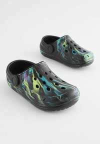 Sabots noirs avec un motif abstrait vibrant bleu et vert. Fabriqués en matériau léger, avec des trous de ventilation et une semelle texturée.