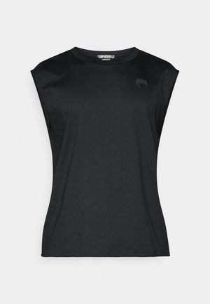 Top nero a maniche corte realizzato in tessuto liscio, con scollo rotondo e un logo discreto sul petto. Vestibilità sartoriale con un design elegante.