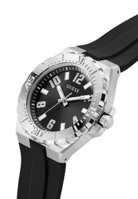 Orologio analogico nero con cassa e lunetta in acciaio inossidabile, caratterizzato da indici delle ore in bold, lancette argentate e bracciale in gomma nera.