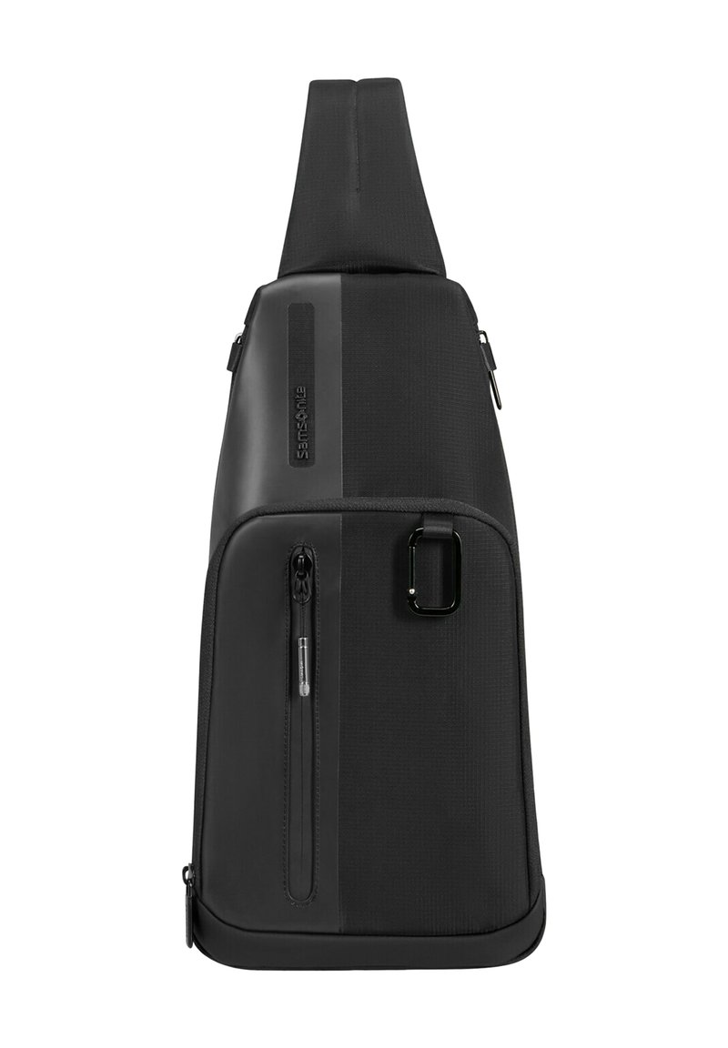 Sac bandoulière noir avec un tissu texturé, poche zippée et un design élégant et angulaire. Présente une sangle durable et un détail de marque.