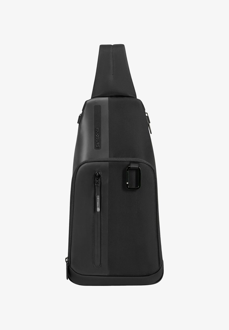 Sac bandoulière noir avec un tissu texturé, poche zippée et un design élégant et angulaire. Présente une sangle durable et un détail de marque.