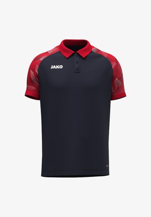 Polo met korte mouwen met een rode kraag en rode schouders met patroon, marineblauw lijf en het woord JAKO op de borst.