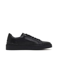 Baskets en cuir noir avec une texture lisse, un design à lacets et une épaisse semelle en caoutchouc noir. Présente une pointe arrondie et un style minimaliste.