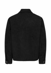 Črna semiš jakna z zadnjim delom, dolgimi rokavi, zapenjanjem na manšetah in klasičnim ovratnikom. Gladka tekstura in minimalno oblikovanje.