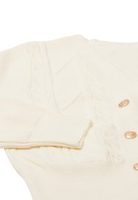 Cardigan color crema con lavorazione a treccia e texture a coste, dotato di bottoni dorati e design a V. Tessuto in maglia morbida.