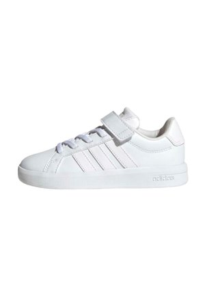 Zapatilla blanca de perfil bajo con tres franjas, cierre de cordones y una tira de velcro sobre un fondo blanco liso.