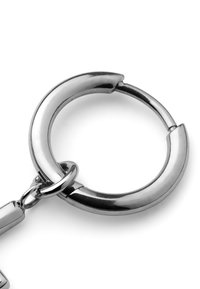Nøkkelring i metall med polert sølvfinish, sirkulær form og en solid klipsmekanisme for festing og sikker lukking.