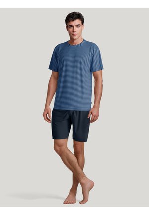 Marine gestreiftes sportliches T-Shirt mit kurzen Ärmeln und rundem Halsausschnitt; kombiniert mit einfarbigen dunklen Shorts. Glatter Stoff, lässige Passform.