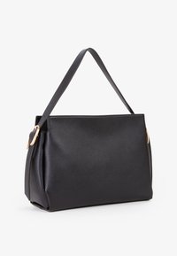 Borsa a tracolla in pelle nera con una maniglia superiore e dettagli in metallo dorato sui lati, su sfondo bianco.