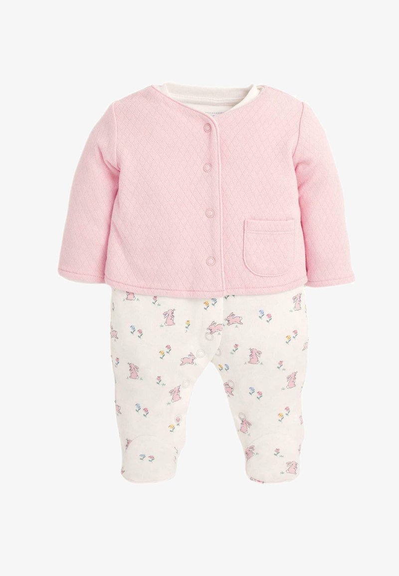Tricou roz cu mânecă lungă, quilted, dotat cu un buzunar și închidere cu capse, purtat alături de pantaloni albi cu un imprimeu floral și cu iepurași. Textură moale din bumbac.
