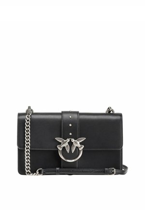 Borsa a mano in pelle nera con forma rettangolare, hardware a forma di uccello in argento, catena e tracolla regolabile, con borchie decorative sul fronte.