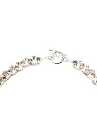 Zilveren armband met ronde heldere edelstenen, ronde schakels en een karabijnsluiting. Gladde metalen oppervlak met een gepolijste afwerking.