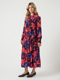 Kwiatowa sukienka z długim rękawem i wielowarstwowym dołem. Posiada intensywne czerwone, różowe i niebieskie wzory na czarnym tle. Wykonana z lekkiego materiału.