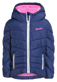 Giacca imbottita blu navy con fodera del cappuccio rosa. Caratteristiche includono una cerniera frontale, due tasche laterali e un design trapuntato per l'isolamento.