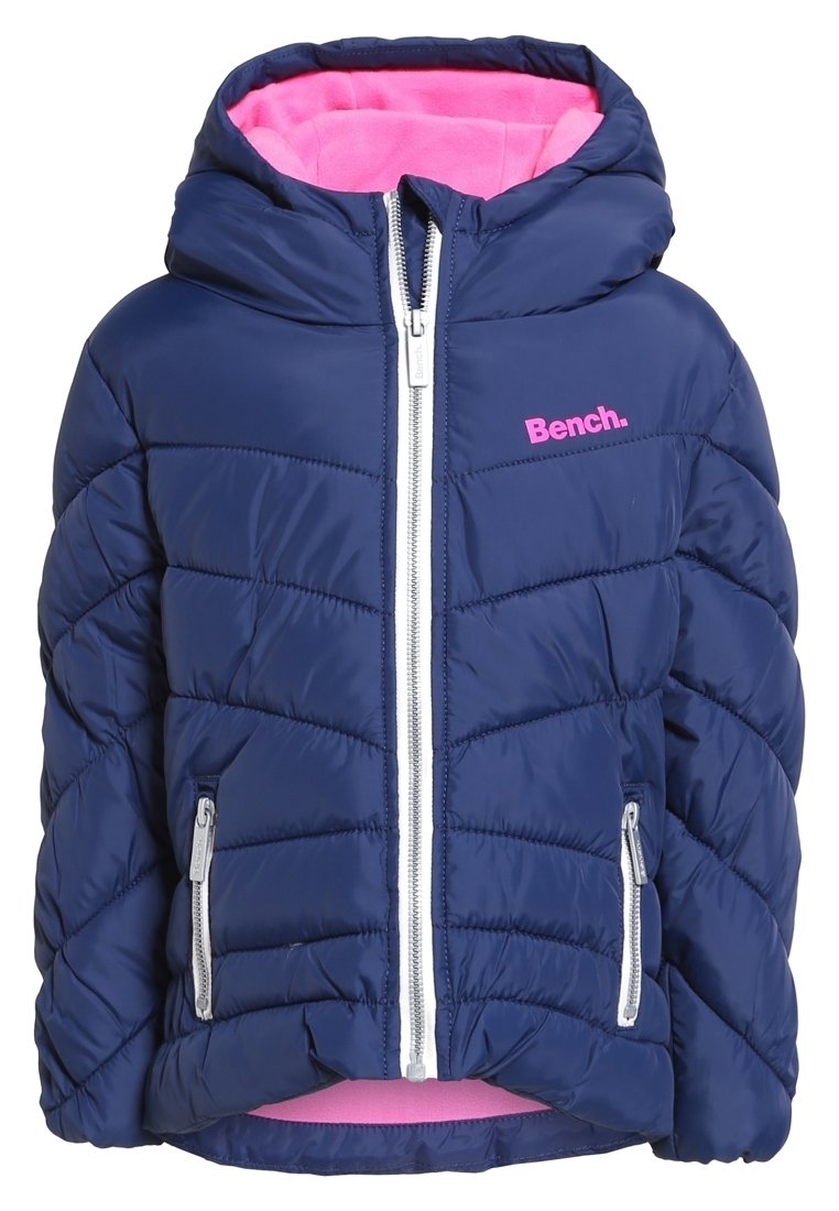 Giacca imbottita blu navy con fodera del cappuccio rosa. Caratteristiche includono una cerniera frontale, due tasche laterali e un design trapuntato per l'isolamento.