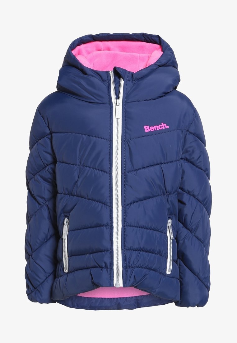 Giacca imbottita blu navy con fodera del cappuccio rosa. Caratteristiche includono una cerniera frontale, due tasche laterali e un design trapuntato per l'isolamento.